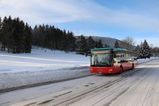 Ein Linienbus im Schnee